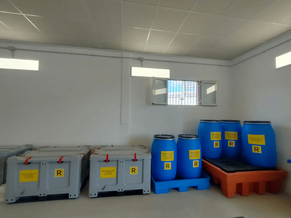Esempio deposito rifiuti temporaneo allestito con la consulenza di Ecoplast 2000