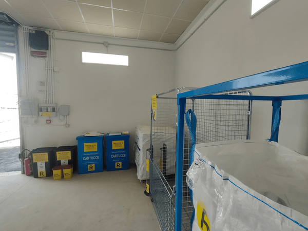 Esempio deposito rifiuti temporaneo allestito con la consulenza di Ecoplast 2000