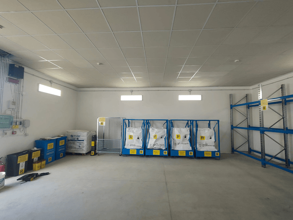 Esempio deposito rifiuti temporaneo allestito con la consulenza di Ecoplast 2000