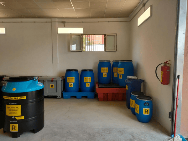 Esempio deposito rifiuti temporaneo allestito con la consulenza di Ecoplast 2000